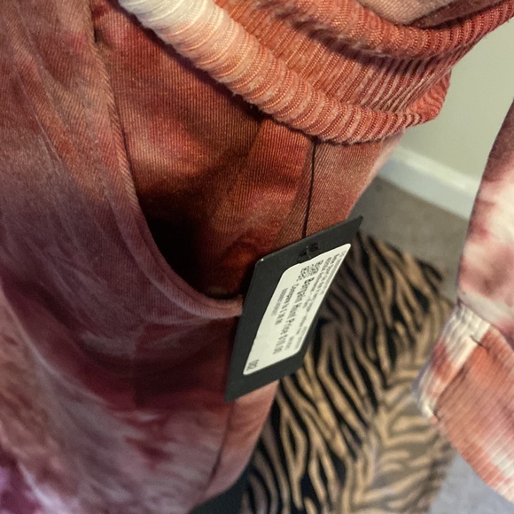 NWT WOMEN’S BURGUNDY BEBE TIE-DYE JOGGING SET - Picture 13 of 16